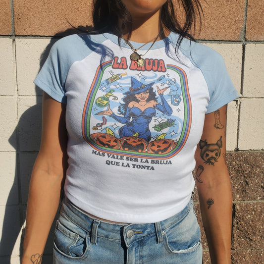 BABY BLUE RETRO BRUJA HORROR BABY TEE