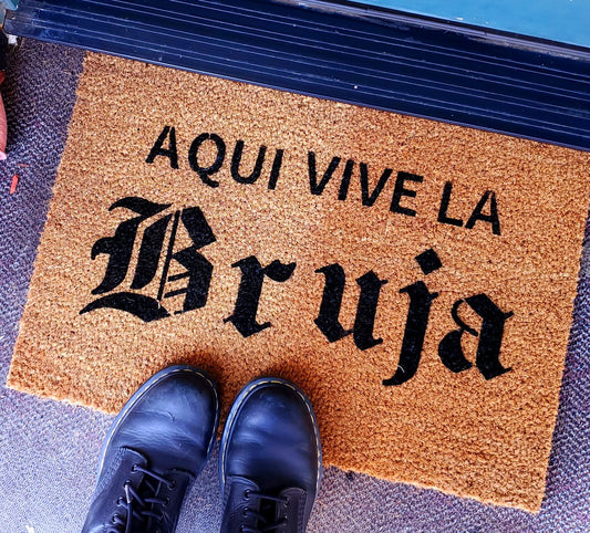 AQUI VIVE LA BRUJA DOOR MAT